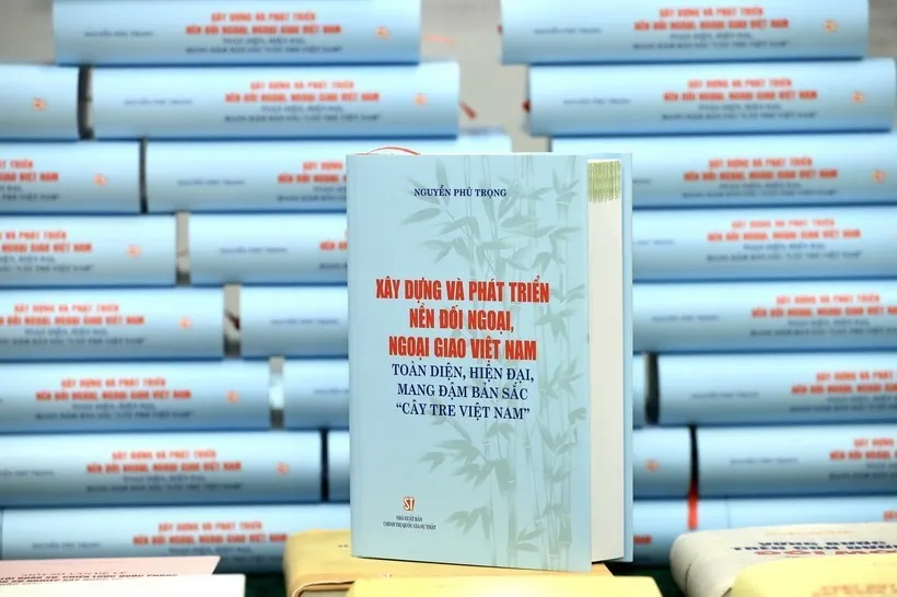 Cuốn sách Xây dựng và phát triển nền đối ngoại, ngoại giao cây tre Việt Nam toàn diện, hiện đại, mang đậm bản sắc "cây tre Việt Nam". Ảnh: TTXVN Tổng Bí thư Nguyễn Phú Trọng và 8 chữ 'biết' làm kim chỉ nam cho đối ngoại Việt Nam