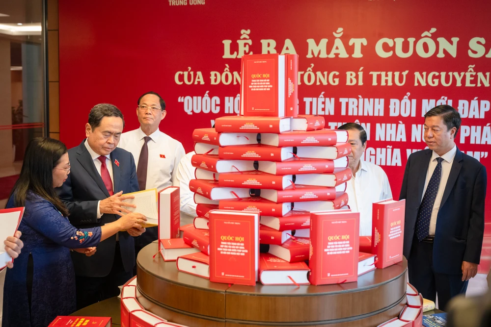 Các đại biểu tại lễ ra mắt sách của Tổng Bí thư viết về Quốc hội. Ảnh: QH tong-bi-thu-mot-doi-tron-ven-cho-nuoc-cho-dan (1).jpg