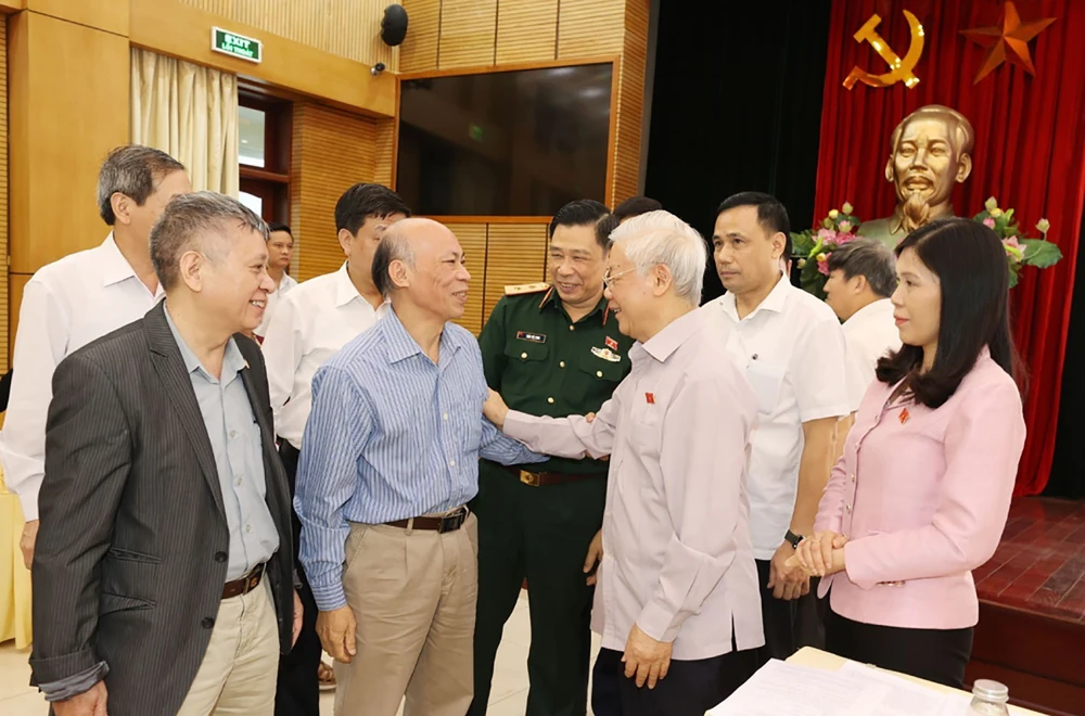 Tổng Bí thư trong một lần tiếp xúc cử tri TP Hà Nội. Ảnh: TTXVN tong-bi-thu-mot-doi-tron-ven-cho-nuoc-cho-dan (3).jpg