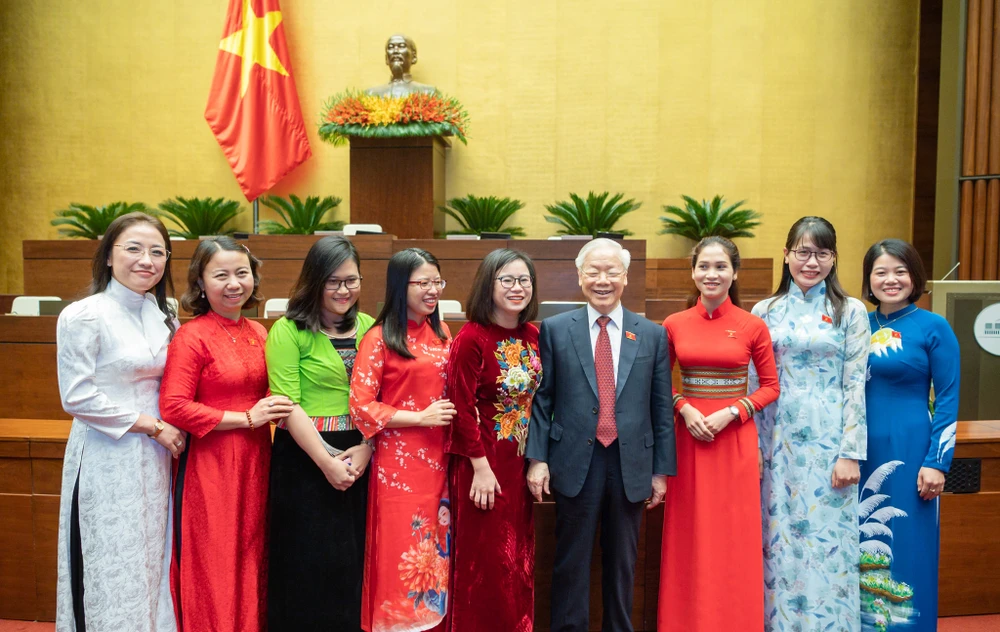 Tổng Bí thư Nguyễn Phú Trọng cùng các nữ đại biểu Quốc hội trong phiên khai mạc Kỳ họp thứ 4, Quốc hội khóa XV. Ảnh: QH tong-bi-thu-mot-doi-tron-ven-cho-nuoc-cho-dan (4).jpg