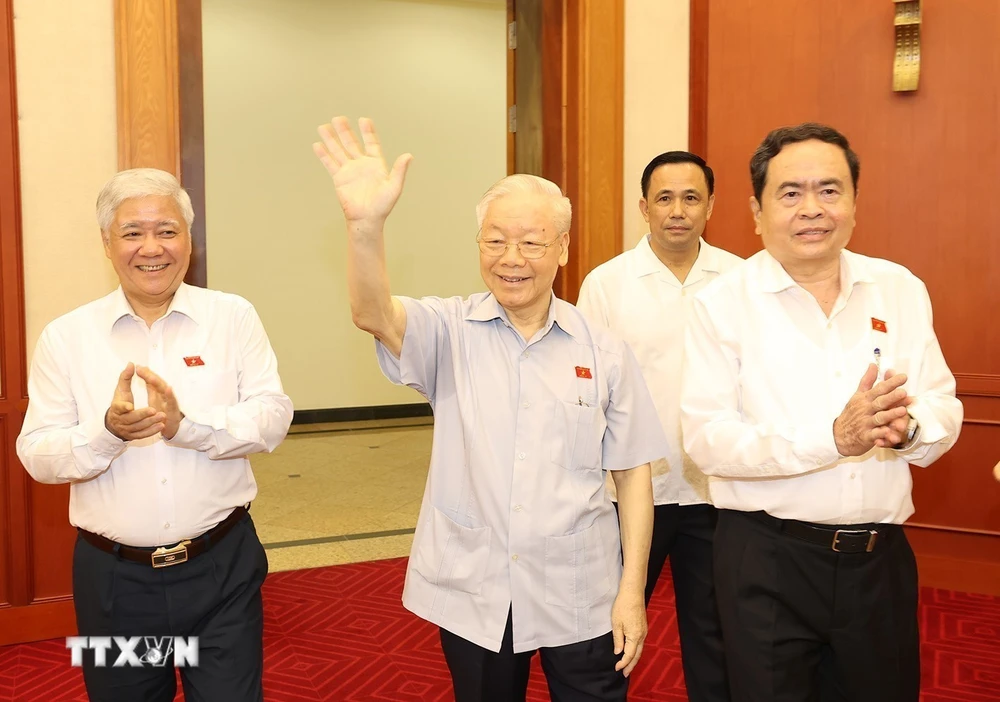 Tổng Bí thư Nguyễn Phú Trọng đến dự cuộc gặp mặt các nữ đại biểu Quốc hội khóa XV. Ảnh: QH Tổng Bí thư một đời trọn vẹn cho nước cho dân