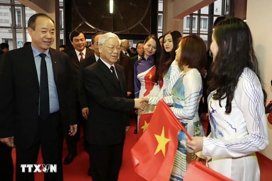 Tổng Bí thư Nguyễn Phú Trọng gặp gỡ đông đảo cán bộ, nhân viên Đại sứ quán và cộng đồng người Việt Nam tại Pháp, ngày 28-3-2018. Ảnh: TTXVN tong-bi-thu-nguyen-phu-trong-8-513.jpg