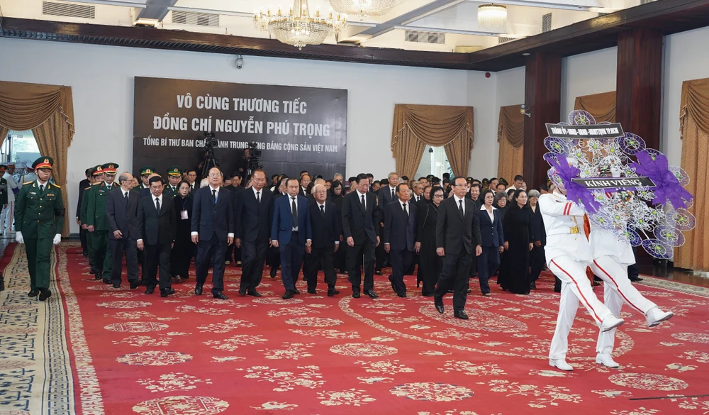 Trong niềm tiếc thương vô hạn, đoàn đại biểu đã dâng hoa, dâng hương tưởng niệm Tổng Bí thư.