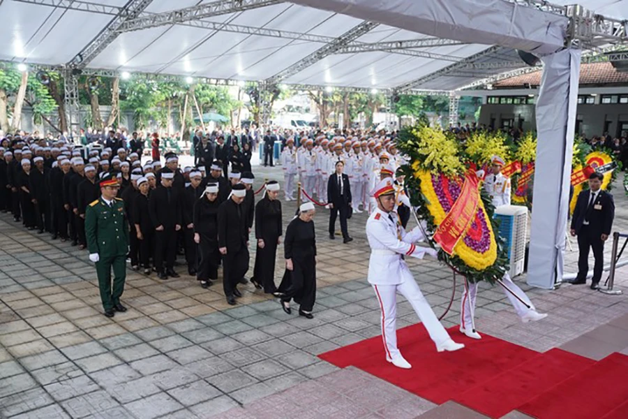 gia-quyen-tong-bi-thu-vao-vieng (2).jpg