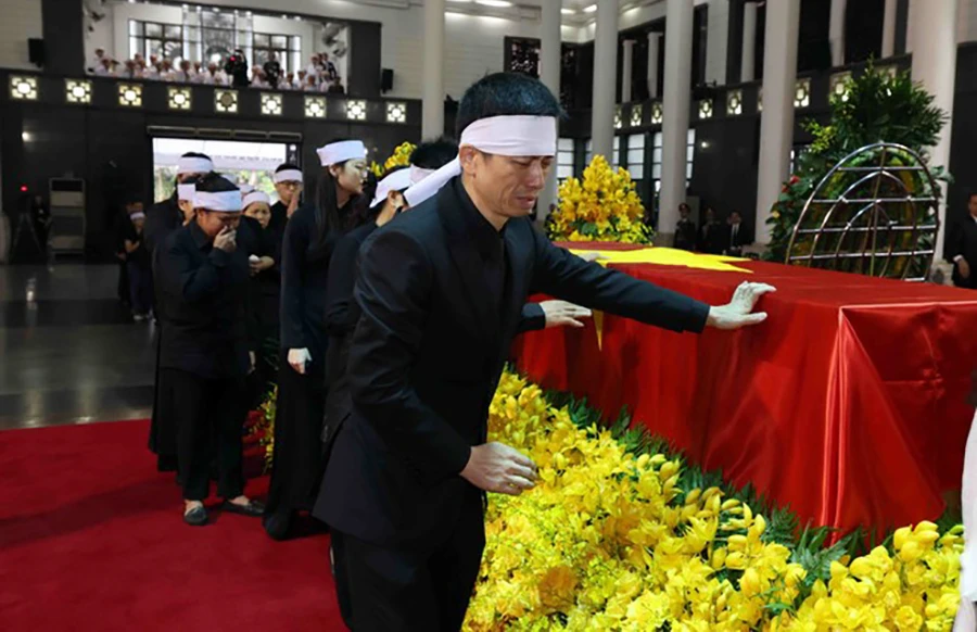 gia-quyen-tong-bi-thu-vao-vieng (3).jpg