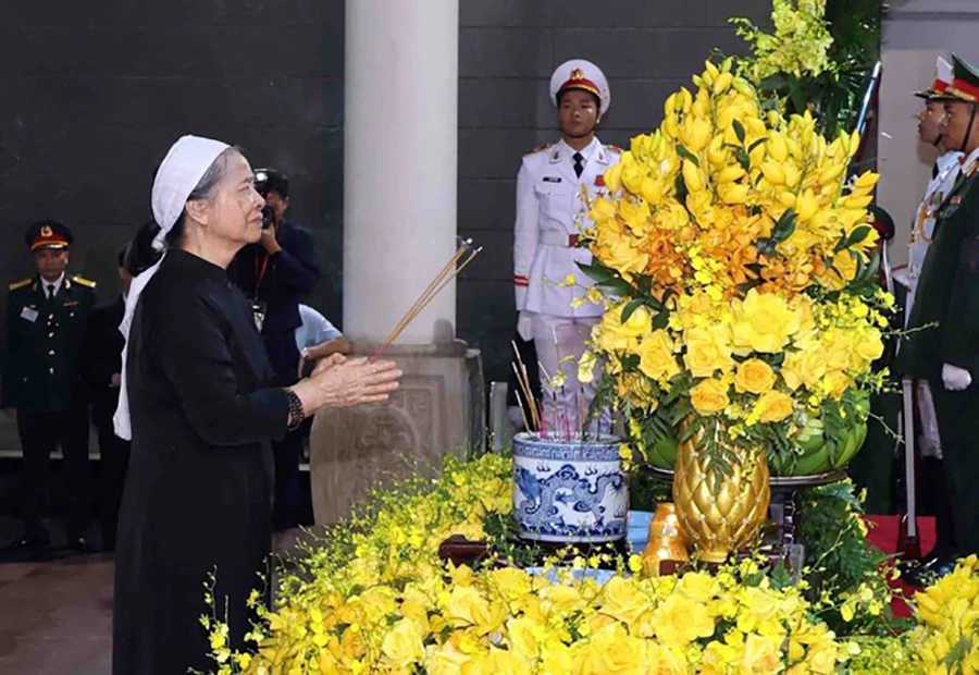 gia-quyen-tong-bi-thu-vao-vieng (4).jpg