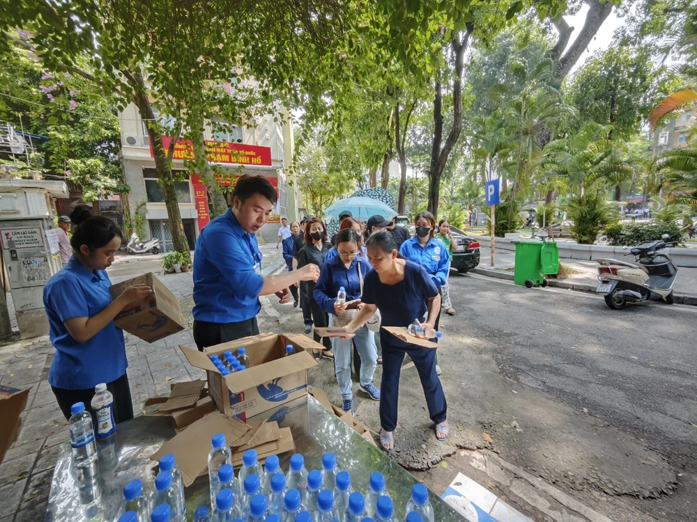 dong-nguoi-vao-vieng-tong-bi-thu (3).jpg