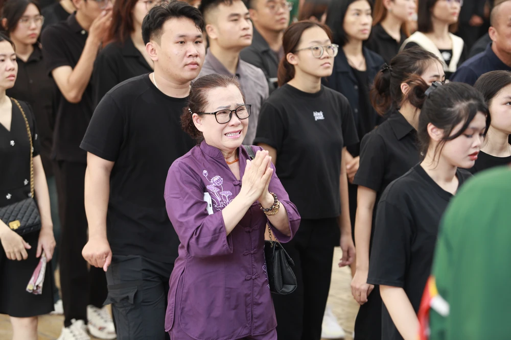 Người dân thương tiếc tiễn trước sự ra đi của một vị lãnh đạo tài ba của đất nước. Ảnh: PHI HÙNG vieng-ha-noi-10h (4).jpg