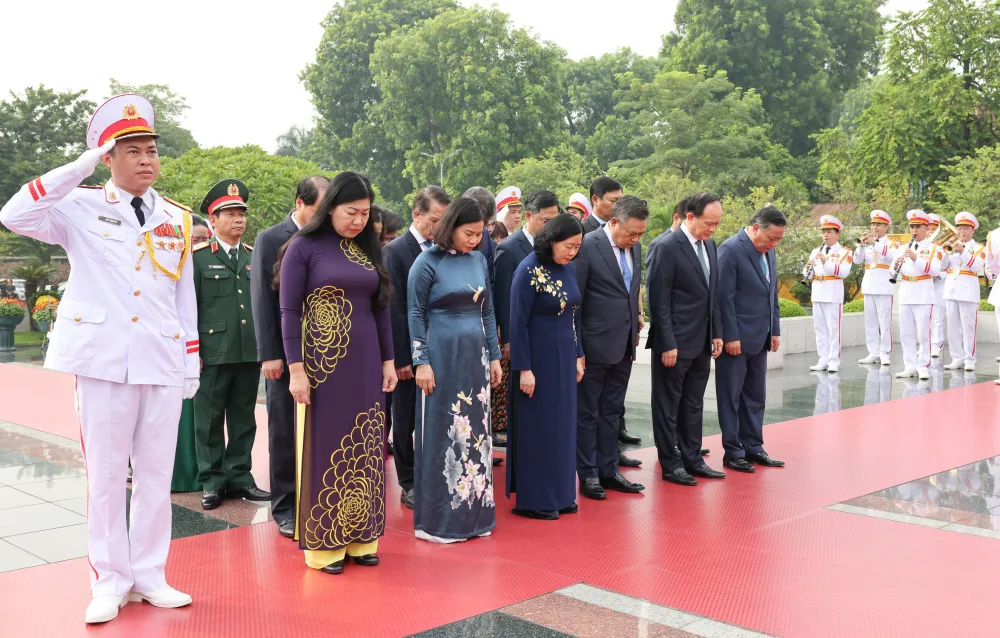 Đoàn đại biểu Thành ủy, HĐND, UBND TP Hà Nội tưởng niệm các Anh hùng liệt sĩ. Ảnh: VGP cac-lanh-dao-nguyen-lanh-dap-dang-nha-nuoc-tuong-niem-cac-anh-hung-liet-sy-va-vao-lang-vieng-bac-1.jpg