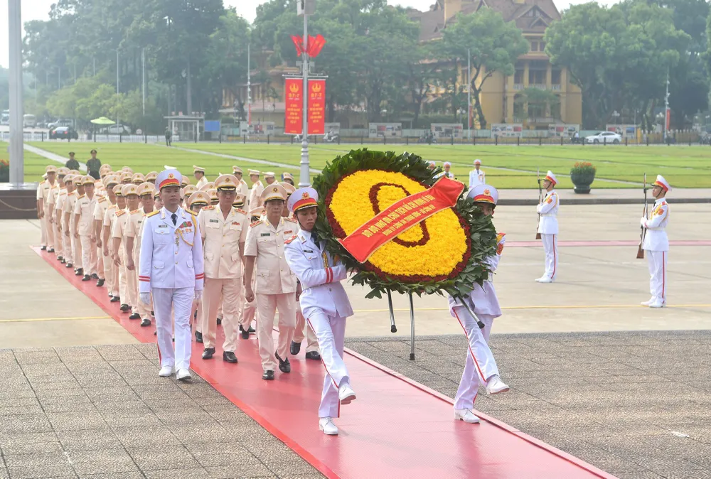 Đoàn đại biểu Đảng uỷ Công an Trung ương và Bộ Công an đặt vòng hoa, vào Lăng viếng Chủ tịch Hồ Chí Minh. Ảnh: VGP cac-lanh-dao-nguyen-lanh-dap-dang-nha-nuoc-tuong-niem-cac-anh-hung-liet-sy-va-vao-lang-vieng-bac-10.jpg