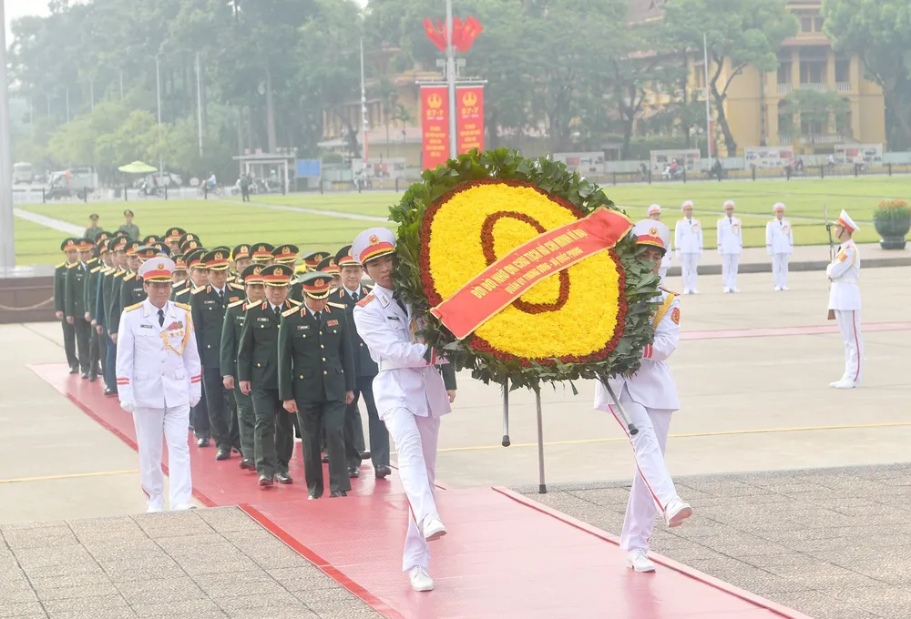 Đoàn đại biểu Quân uỷ Trung ương và Bộ Quốc phòng đặt vòng hoa, vào Lăng viếng Chủ tịch Hồ Chí Minh. Ảnh: VGP cac-lanh-dao-nguyen-lanh-dap-dang-nha-nuoc-tuong-niem-cac-anh-hung-liet-sy-va-vao-lang-vieng-bac-11.jpg
