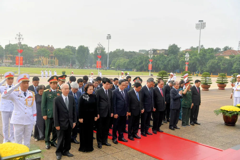 Đoàn đại biểu Ban Chấp hành Trung ương Đảng, Chủ tịch nước, Quốc hội, Chính phủ, Ủy ban Trung ương MTTQ Việt Nam tưởng niệm Chủ tịch Hồ Chí Minh. Ảnh: VGP cac-lanh-dao-nguyen-lanh-dap-dang-nha-nuoc-tuong-niem-cac-anh-hung-liet-sy-va-vao-lang-vieng-bac-12.jpg