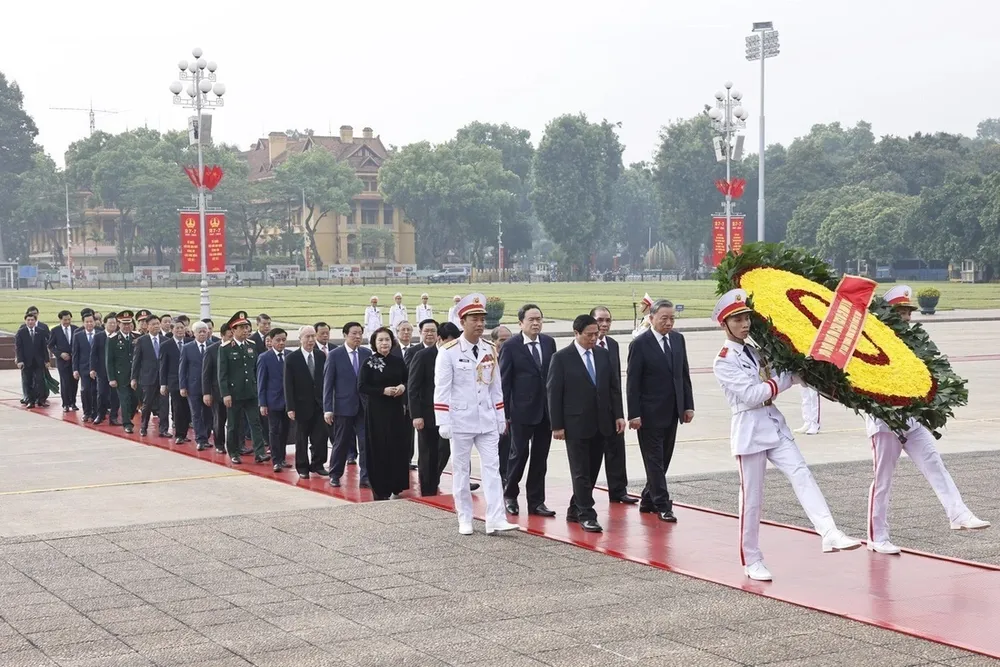Đoàn đại biểu Ban Chấp hành Trung ương Đảng, Chủ tịch nước, Quốc hội, Chính phủ, Ủy ban Trung ương MTTQ Việt Nam đặt vòng hoa, vào Lăng viếng Chủ tịch Hồ Chí Minh. Ảnh: VGP Các lãnh đạo, nguyên lãnh đạp Đảng, Nhà nước tưởng niệm các Anh hùng liệt sỹ và vào Lăng viếng Bác
