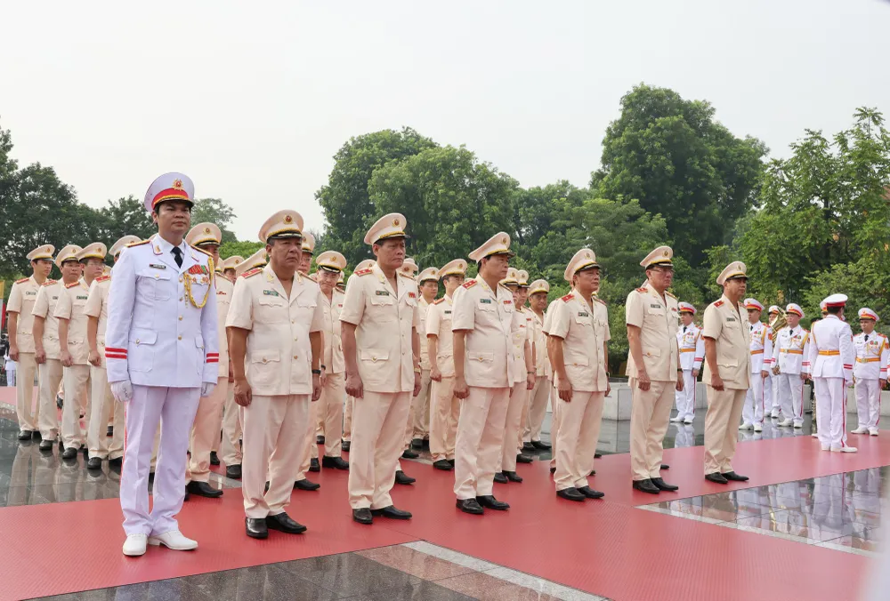Đoàn đại biểu Đảng ủy Công an Trung ương và Bộ Công an tưởng niệm các Anh hùng liệt sĩ. Ảnh: VGP cac-lanh-dao-nguyen-lanh-dap-dang-nha-nuoc-tuong-niem-cac-anh-hung-liet-sy-va-vao-lang-vieng-bac-2.jpg