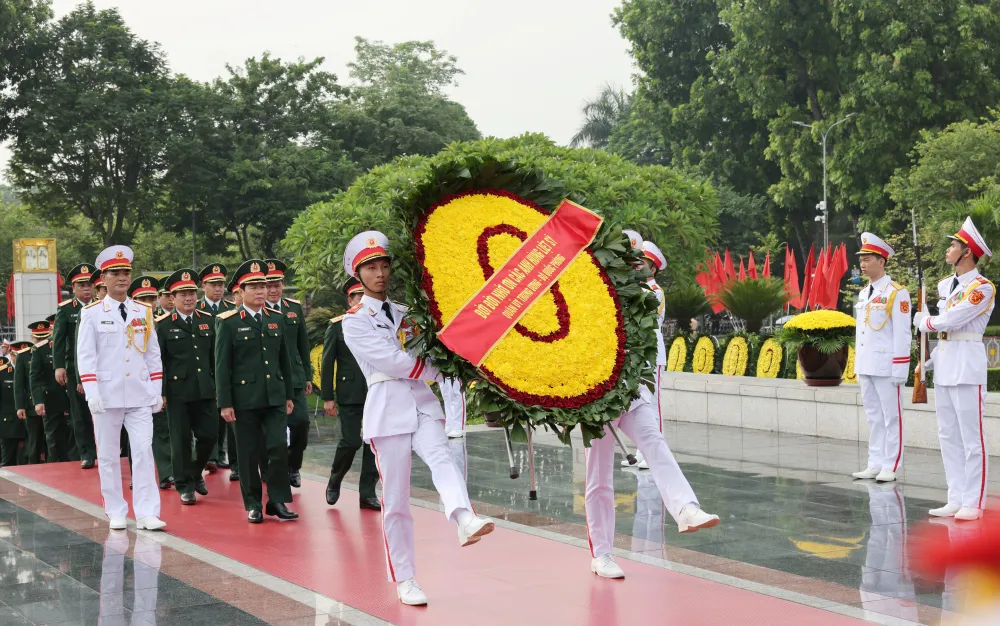 Đoàn đại biểu Quân ủy Trung ương và Bộ Quốc phòng đặt vòng hoa tại Đài tưởng niệm các Anh hùng liệt sĩ. Ảnh: VGP cac-lanh-dao-nguyen-lanh-dap-dang-nha-nuoc-tuong-niem-cac-anh-hung-liet-sy-va-vao-lang-vieng-bac-3.jpg
