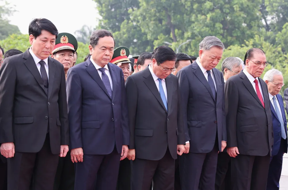 Các lãnh đạo, nguyên lãnh đạo Đảng, Nhà nước tưởng niệm các Anh hùng liệt sĩ. Ảnh: VGP cac-lanh-dao-nguyen-lanh-dap-dang-nha-nuoc-tuong-niem-cac-anh-hung-liet-sy-va-vao-lang-vieng-bac-5.jpg