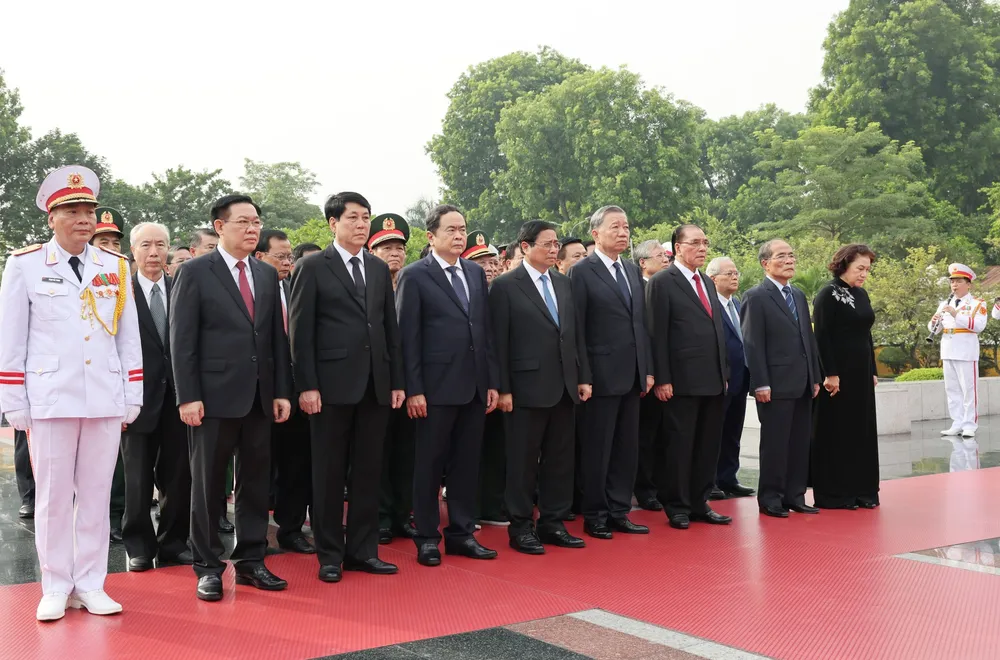 Các lãnh đạo, nguyên lãnh đạo Đảng, Nhà nước tưởng niệm các Anh hùng liệt sĩ. Ảnh: VGP cac-lanh-dao-nguyen-lanh-dap-dang-nha-nuoc-tuong-niem-cac-anh-hung-liet-sy-va-vao-lang-vieng-bac-6.jpg