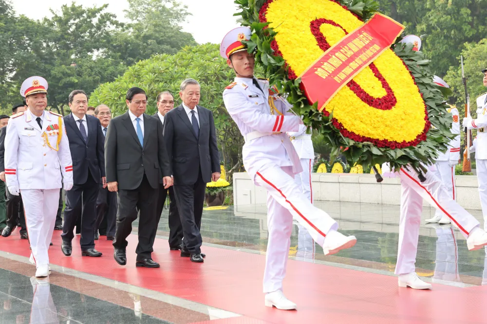 Đoàn Lãnh đạo Đảng, Nhà nước đặt vòng hoa tại Đài tưởng niệm các Anh hùng liệt sĩ. Ảnh: VGP cac-lanh-dao-nguyen-lanh-dap-dang-nha-nuoc-tuong-niem-cac-anh-hung-liet-sy-va-vao-lang-vieng-bac-7.jpg