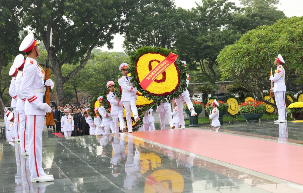 Đoàn Lãnh đạo Đảng, Nhà nước đặt vòng hoa tại Đài tưởng niệm các Anh hùng liệt sĩ. Ảnh: VGP cac-lanh-dao-nguyen-lanh-dap-dang-nha-nuoc-tuong-niem-cac-anh-hung-liet-sy-va-vao-lang-vieng-bac-8.jpg