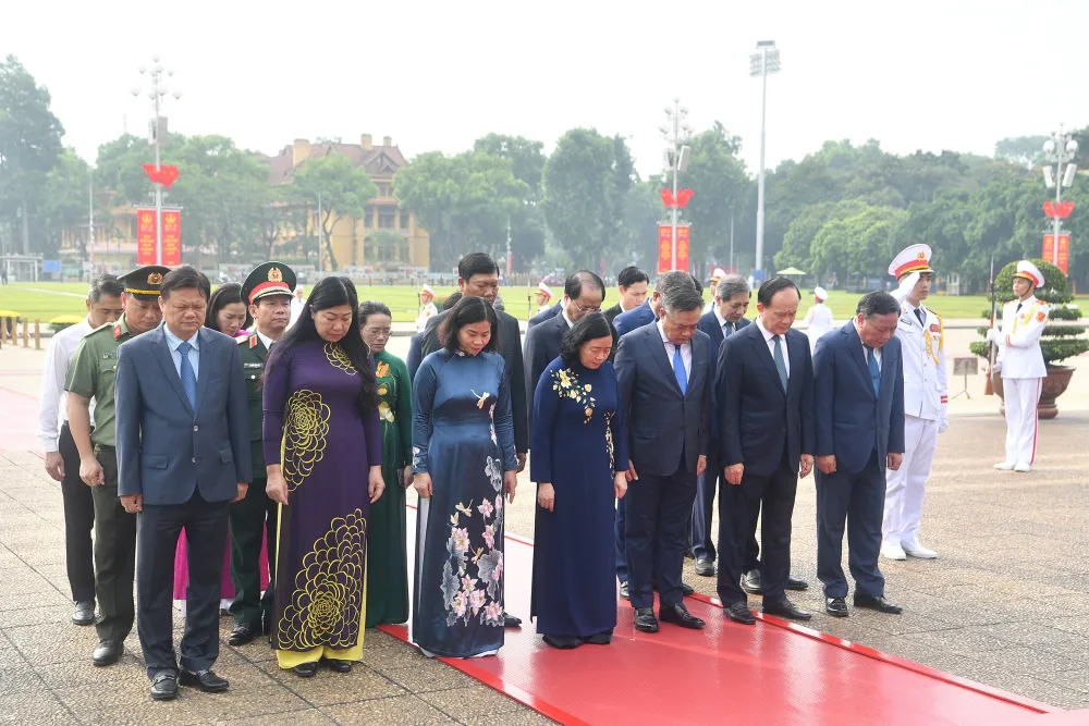 Đoàn Thành ủy Hà Nội viếng Chủ tịch Hồ Chí Minh. Ảnh: VGP cac-lanh-dao-nguyen-lanh-dap-dang-nha-nuoc-tuong-niem-cac-anh-hung-liet-sy-va-vao-lang-vieng-bac-9.jpg