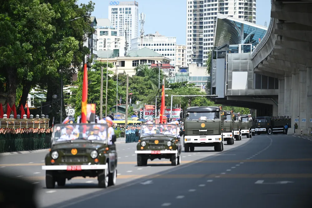 Hàng người đứng kín hai bên đường, giơ tay chào Vĩnh biệt Tổng Bí thư. Ảnh: MINH TRÚC trai-tim-nha-nhan-cach-lon-cua-dang-tong-bi-thu-nguyen-phu-trong-da-mai-mai-yen-ngu.jpg