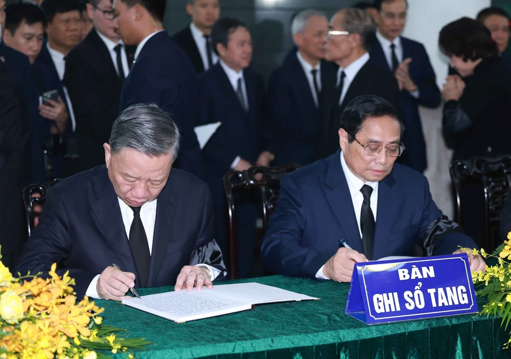 Chủ tịch nước Tô Lâm và Thủ tướng Phạm Minh Chính ghi sổ tang Tổng Bí thư Nguyễn Phú Trọng. Ảnh: VGP dat-nuoc-ta-chua-bao-gio-co-duoc-co-do-tiem-luc-vi-the-va-uy-tin-quoc-te-nhu-ngay-nay-tong-bi-thu-nguyen-phu-trong-2.jpg
