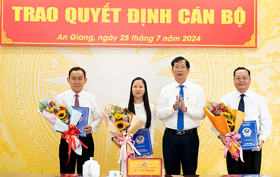 Lãnh đạo tỉnh An Giang trao quyết định và tặng hoa chúc mừng các nhân sự. Ảnh: VGP phát nhan-su-an-giang.jpg
