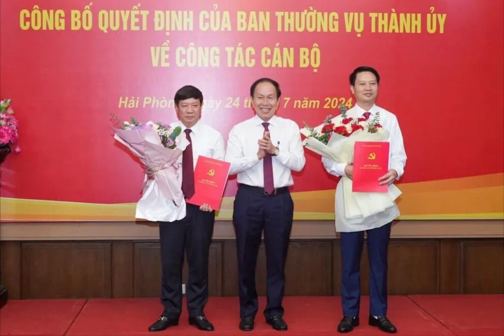 Bí thư Thành ủy Hải Phòng Lê Tiến Châu trao quyết định và chúc mừng ông Phạm Quang Hiển (trái) và ông Nguyễn Văn Tuấn (phải). Ảnh: NS thanh-uy-hai-phong-tiep-tuc-dieu-dong-luan-chuyen-nhieu-nhan-su-chu-chot-1.jpg