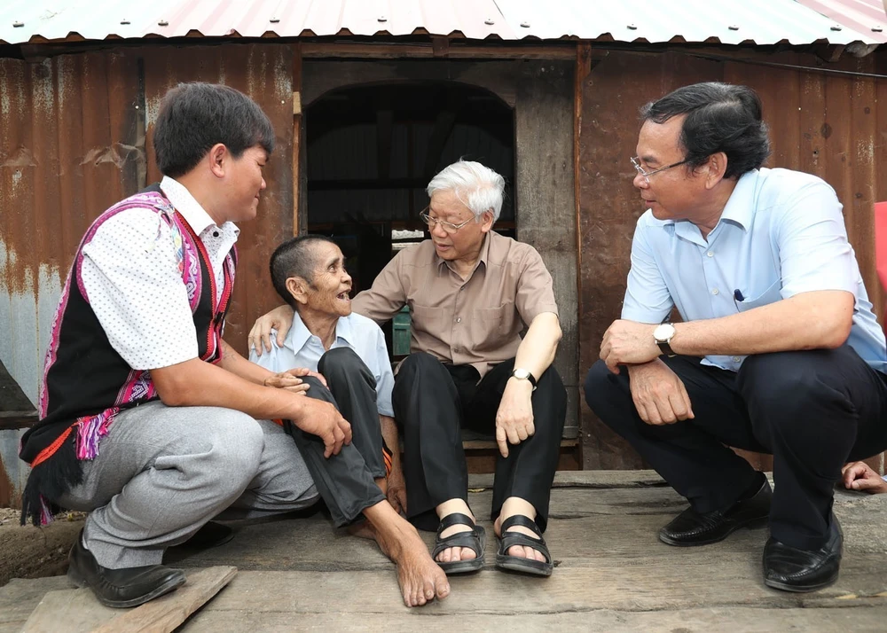 Tổng Bí thư Nguyễn Phú Trọng thăm gia đình thương binh Đinh Phi, hộ gia đình chính sách có hoàn cảnh đặc biệt khó khăn ở làng Tung Ke 2, xã Ayun, huyện Chư Sê, tỉnh Gia Lai, chiều 12/4/2017. Ảnh: TTXVN tong-bi-thu-nguyen-phu-trong.jpg