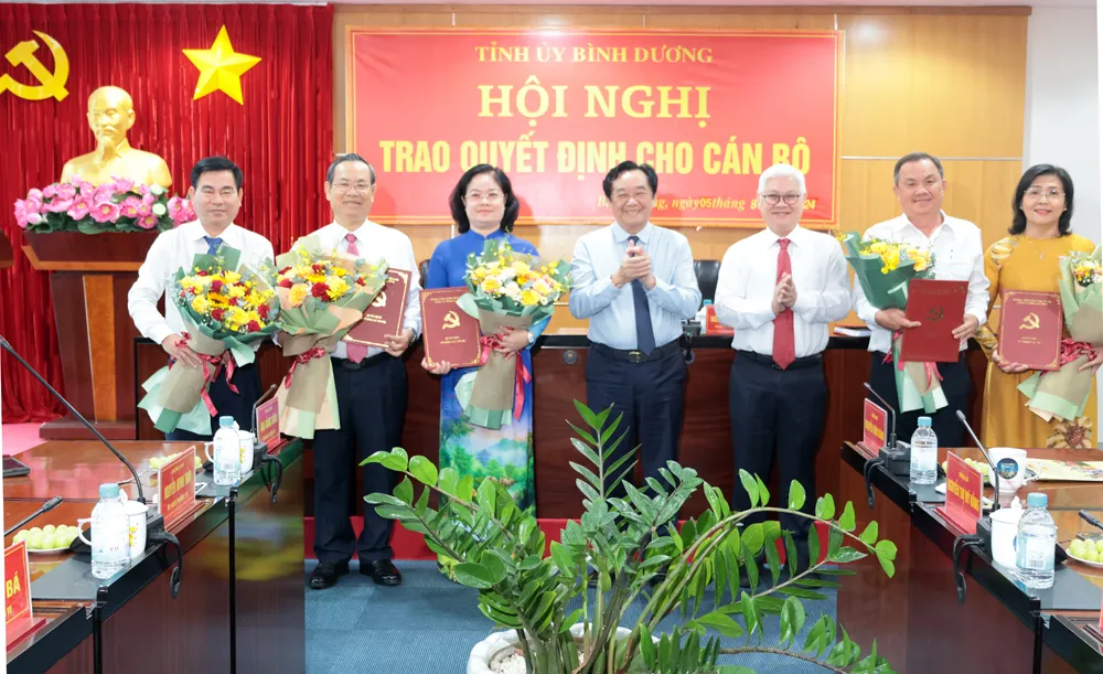 Lãnh đạo Tỉnh ủy Bình Dương chúc mừng những cán bộ nhận quyết định điều động, bổ nhiệm trong đợt này. Ảnh: PHƯƠNG CHI Bình Dương: Điều động, bổ nhiệm nhiều lãnh đạo chủ chốt