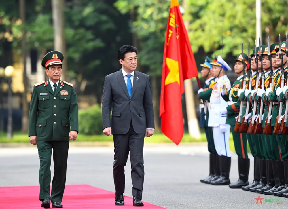 Đại tướng, Bộ trưởng Quốc phòng Phan Văn Giang và Bộ trưởng Quốc phòng Nhật Bản Kihara Minoru duyệt Đội Danh dự QĐND Việt Nam tại lễ đón. Ảnh: QĐND dai-tuong-phan-van-giang-chu-tri-le-don-hoi-dam-voi-bo-truong-bo-quoc-phong-nhat-ban (2).jpg
