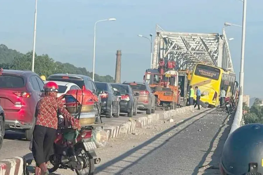 Vụ tai nạn làm ách tắc giao thông vào sáng sớm nay (7-8). Ô tô khách đang chạy thì lao sang làn xe máy trên cầu Bến Thủy
