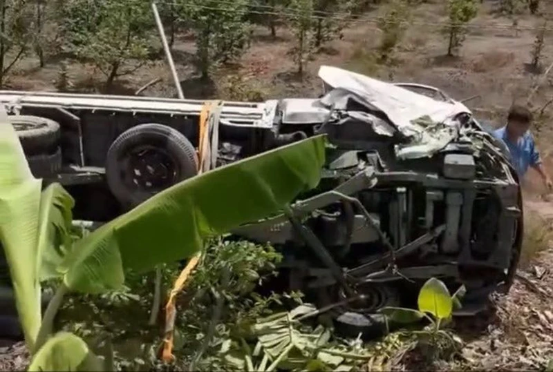 Ô tô tải lật ngang sau cú va chạm với xe 7 chỗ trên quốc lộ N2