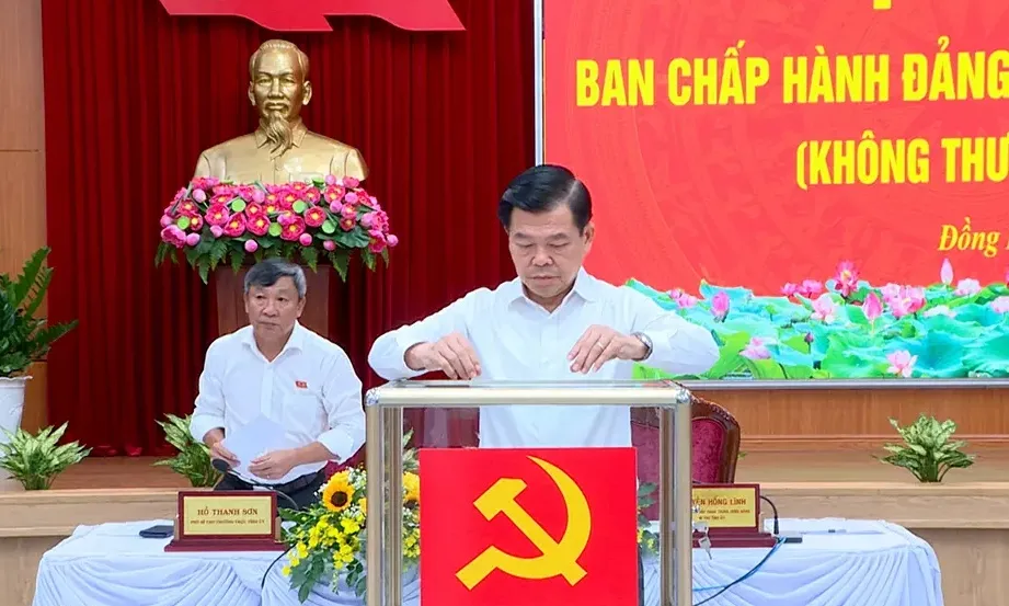 Các Thường trực Tỉnh ủy bỏ phiếu tại hội nghị. Ảnh: PHƯƠNG HẰNG - BĐN Ông Võ Tấn Đức được bầu giữ chức Phó bí thư Tỉnh ủy Đồng Nai