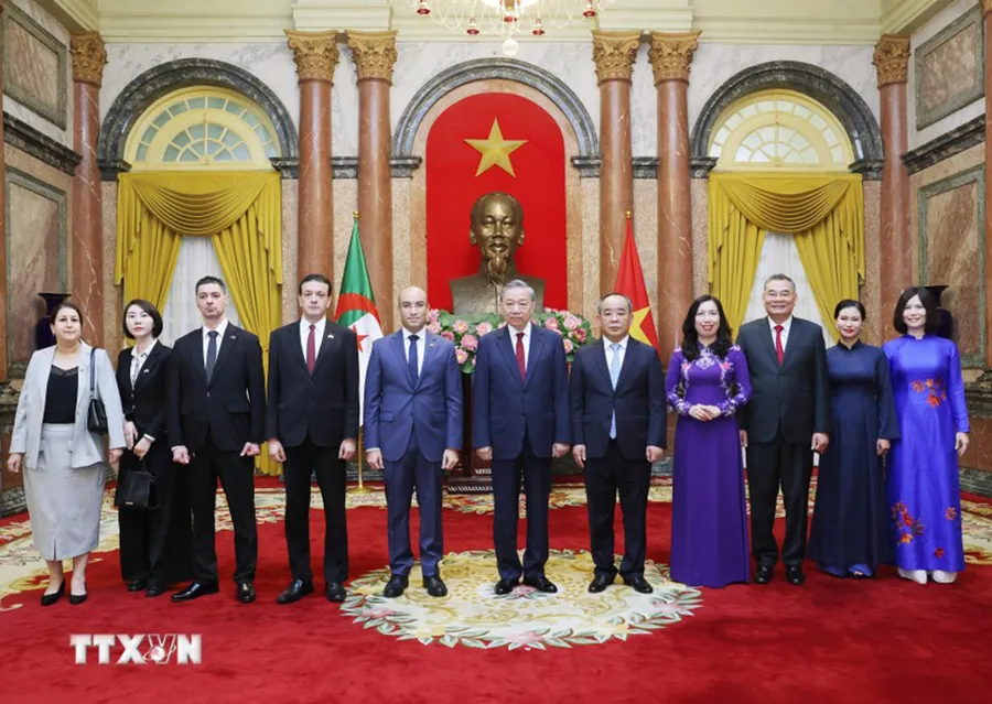 chum-anh-tong-bi-thu-chu-tich-nuoc-to-lam-tiep-dai-su-cac-nuoc-trinh-quoc-thu (3).jpg