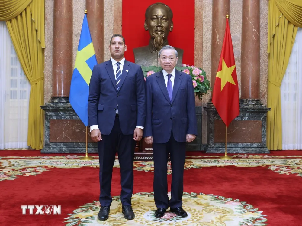 Tổng Bí thư, Chủ tịch nước Tô Lâm và Đại sứ Vương quốc Thụy Điển tại Việt Nam Johan Ndisi chụp ảnh chung. Ảnh: TTXVN ttxvn-dai-su-thuy-dien-3-1075.jpg
