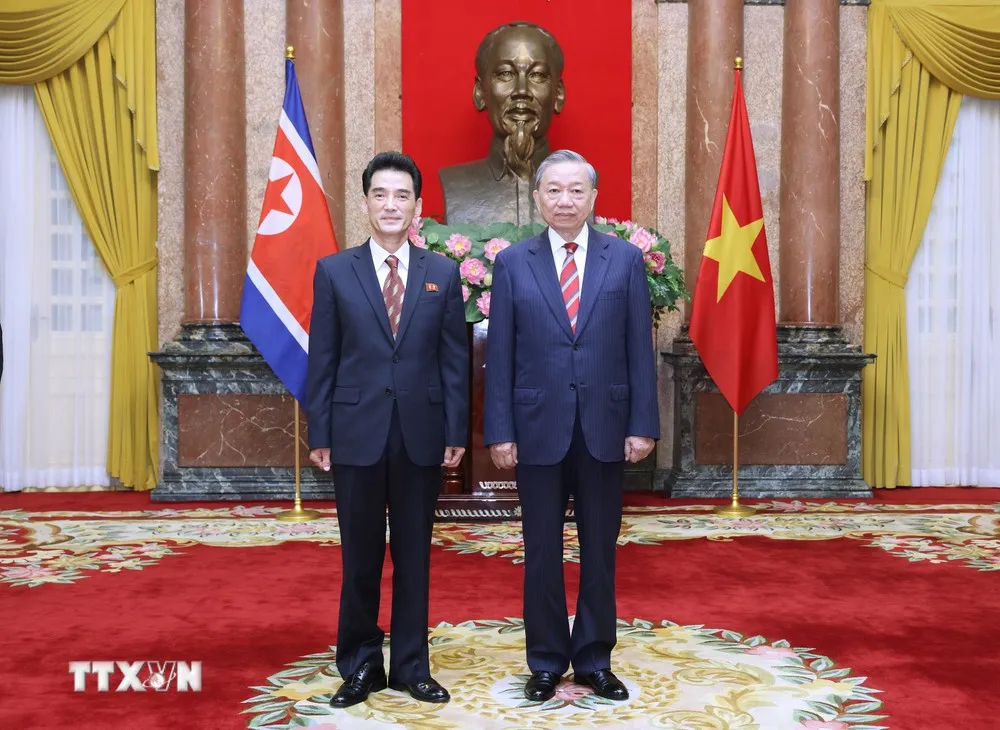 Tổng Bí thư, Chủ tịch nước Tô Lâm và Đại sứ Cộng hòa Dân chủ Nhân dân Triều Tiên tại Việt Nam Ri Sung Guk chụp ảnh chung. Ảnh: TTXVN Tổng Bí thư, Chủ tịch nước Tô Lâm tiếp Đại sứ các nước trình Quốc thư