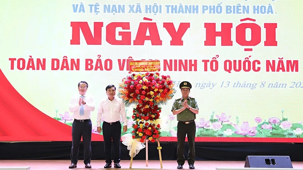 Trung tướng Lê Quốc Hùng, Thứ trưởng Bộ Công an, tặng hoa chúc mừng Ngày hội Toàn dân bảo vệ ANTQ do TP Biên Hòa tổ chức. Thứ trưởng Bộ Công an Lê Quốc Hùng dự Ngày hội Toàn dân bảo vệ an ninh Tổ quốc ở Đồng Nai