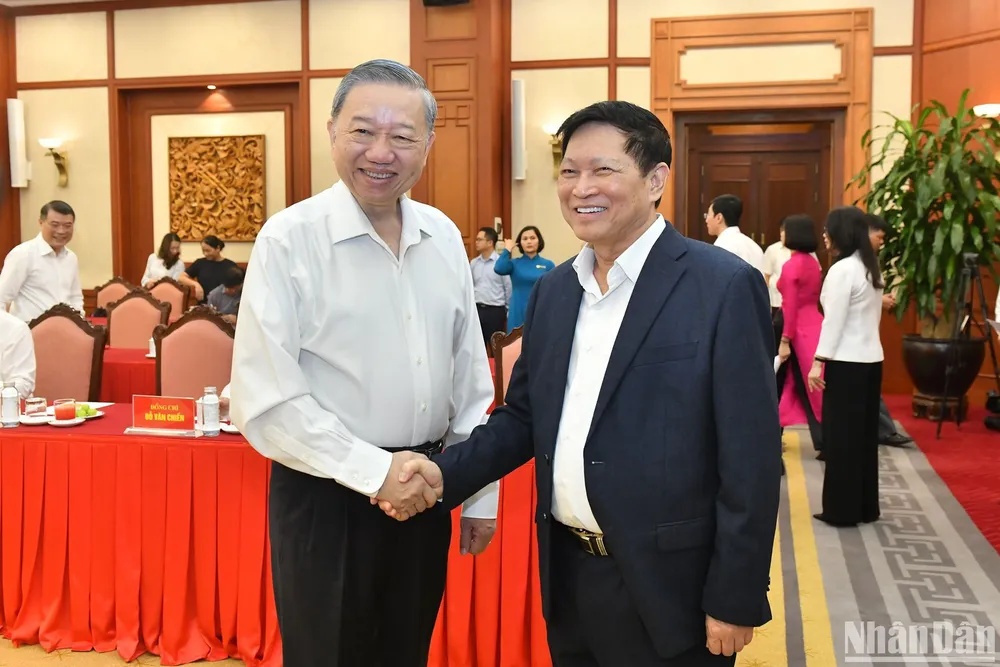 Tổng Bí thư, Chủ tịch nước Tô Lâm với các đại biểu dự Hội nghị. Ảnh: BÁO NHÂN DÂN bo-chinh-tri-gap-mat-lanh-dao-nguyen-lanh-dao-dang-nha-nuoc (8).jpg
