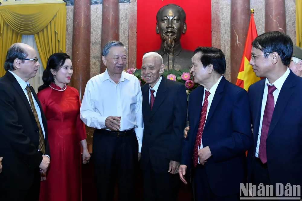 Tổng Bí thư, Chủ tịch nước Tô Lâm với các cán bộ từng phục vụ Chủ tịch Hồ Chí Minh tại Phủ Chủ tịch giai đoạn 1954-1969. Ảnh: BÁO NHÂN DÂN tong-bi-thu-chu-tich-nuoc-to-lam-gap-mat-can-bo-phuc-vu-bao-ve-bac-ho-2.jpg