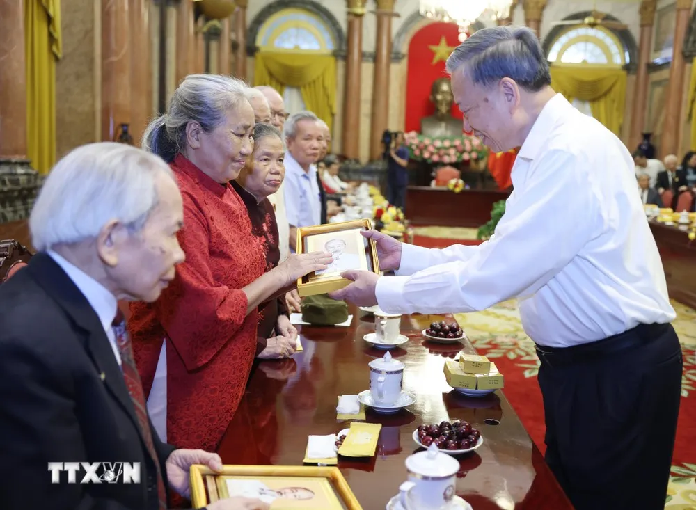 Tổng Bí thư, Chủ tịch nước Tô Lâm tặng ảnh chân dung Chủ tịch Hồ Chí Minh cho các cán bộ từng phục vụ Người tại Phủ Chủ tịch giai đoạn 1954-1969. Ảnh: TTXVN Tổng Bí thư, Chủ tịch nước Tô Lâm gặp mặt cán bộ phục vụ, bảo vệ Bác Hồ