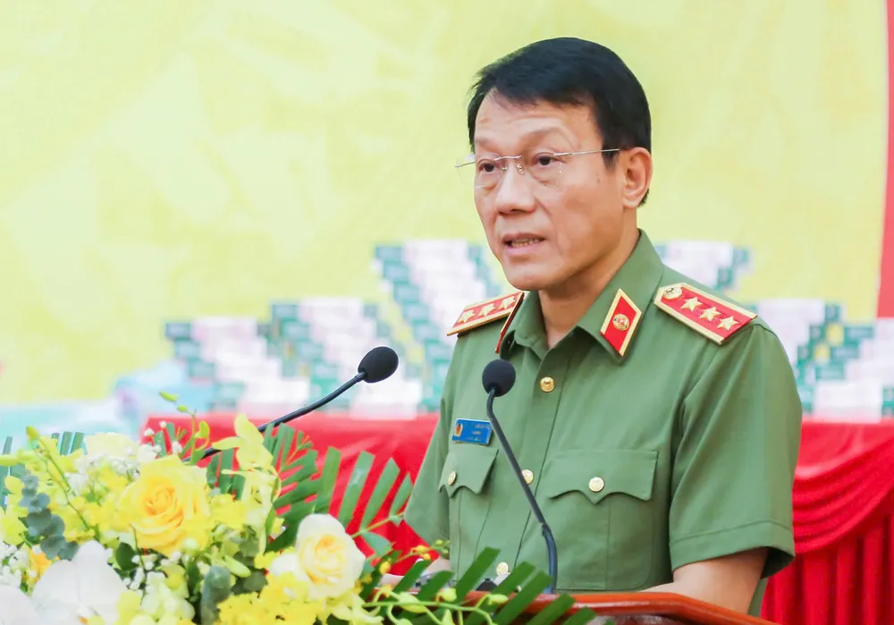 Bộ trưởng Lương Tam Quang gửi thư khen Công an tỉnh Hưng Yên. Ảnh: PHI HÙNG Bộ trưởng Lương Tam Quang gửi thư khen Công an tỉnh Hưng Yên