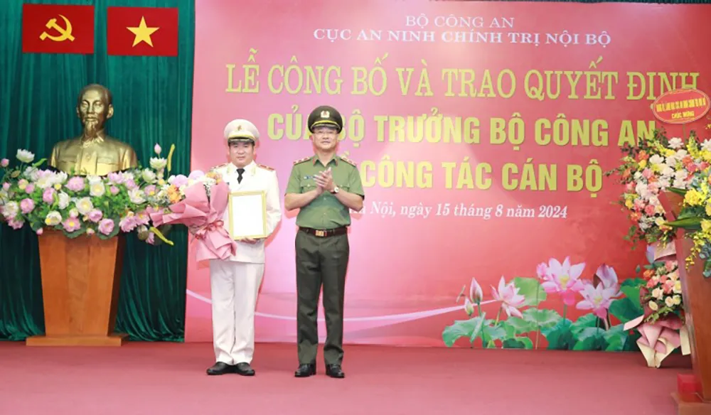 Thứ trưởng Bộ Công an Phạm Thế Tùng trao Quyết định, tặng hoa chúc mừng Thiếu tướng Đinh Văn Nơi. Ảnh: VGP Bộ Công an điều động, bổ nhiệm hàng loạt vị trí công tác