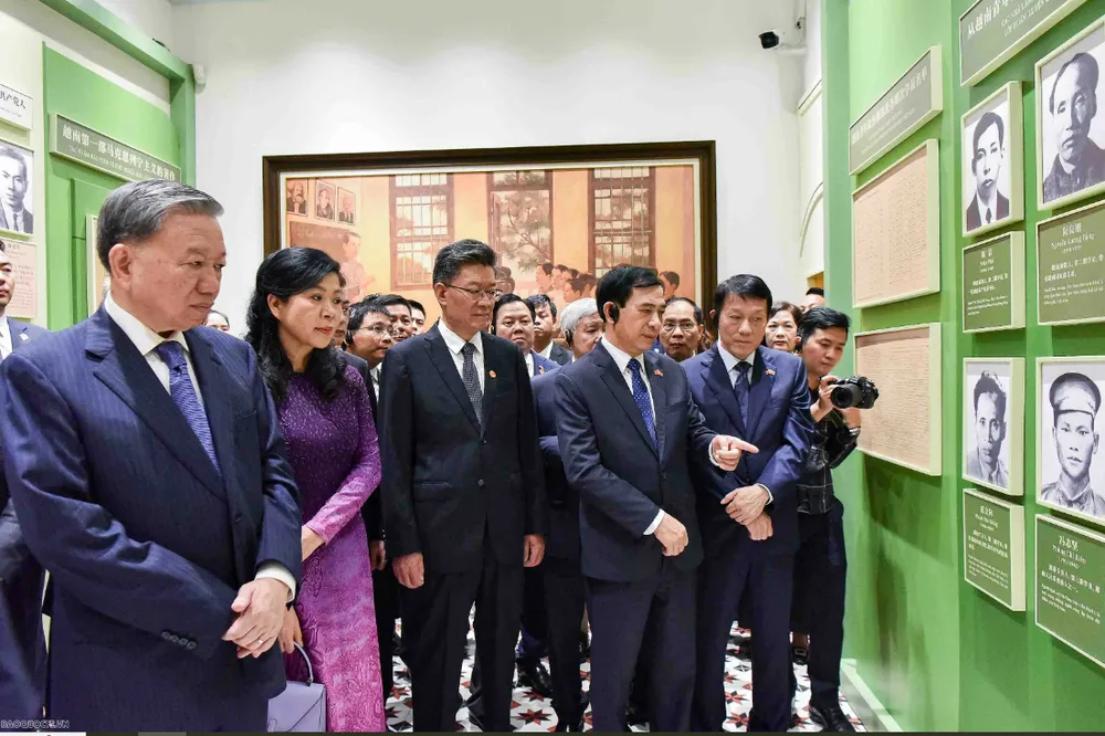 Tổng Bí thư, Chủ tịch nước và Phu nhân cùng đoàn đại biểu cấp cao đã đến thăm Di tích trụ sở Hội Việt Nam Cách mạng Thanh niên. Ảnh: BÁO THẾ GIỚI VÀ VIỆT NAM hoat-dong-dau-tien-cua-tong-bi-thu-chu-tich-nuoc-to-lam-va-phu-nhan-tai-quang-chau (3).png