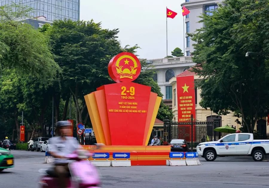 Đường phố Thủ đô Hà Nội rực rỡ cờ hoa đón mừng Cách mạng Tháng Tám và Quốc khánh 2-9. Ảnh: TTXVN Niềm tin của dân nhìn từ Cách mạng tháng Tám