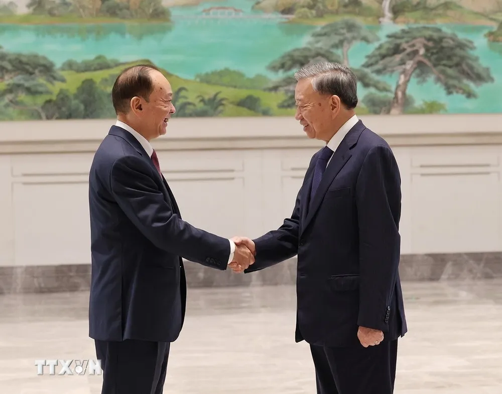 Tổng Bí thư, Chủ tịch nước Tô Lâm hội kiến với Bí thư Tỉnh ủy Quảng Đông Hoàng Khôn Minh. Ảnh: TTXVN tong-bi-thu-chu-tich-nuoc-to-lam-hoi-kien-voi-lanh-dao-tinh-quang-dong-trung-quoc-1.jpg