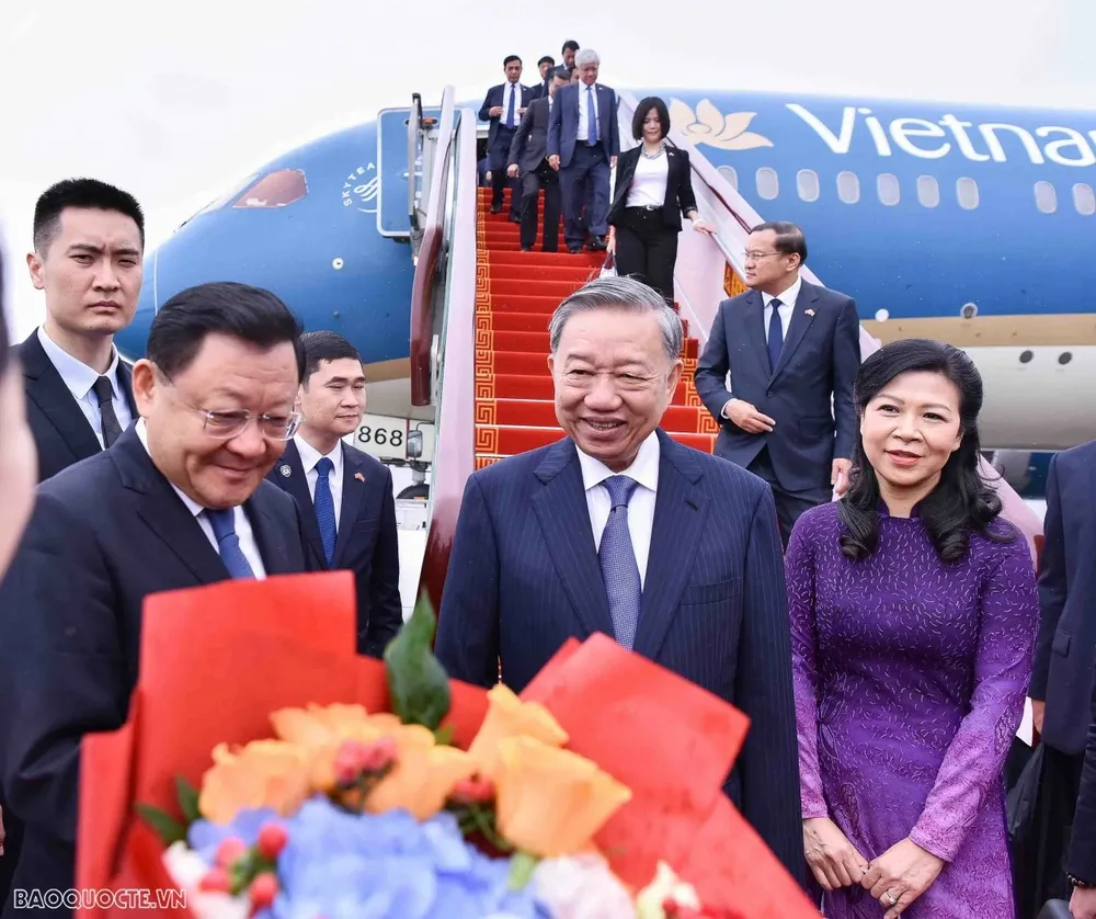 Tổng Bí thư, Chủ tịch nước Tô Lâm và Phu nhân đến Quảng Đông, bắt đầu hoạt động đầu tiên tại Trung Quốc. Ảnh: BÁO THẾ GIỚI VÀ VIỆT NAM tong-bi-thu-chu-tich-nuoc-to-lam-va-phu-nhan-den-quang-dong-bat-dau-hoat-dong-dau-tien-tai-trung-quoc-20240818085327 copy.png