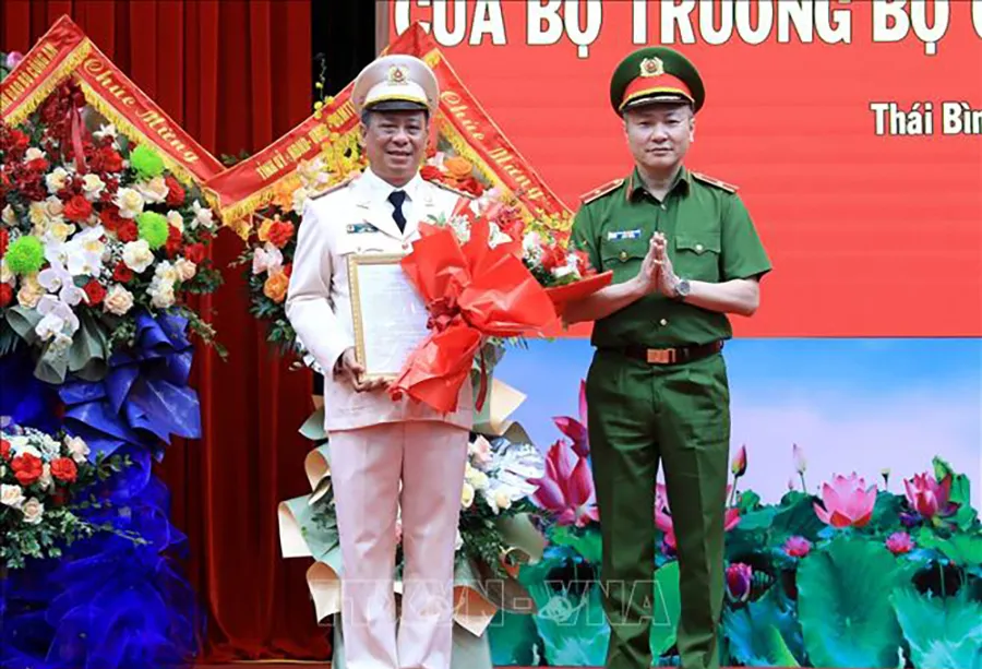 Thiếu tướng Nguyễn Ngọc Lâm, Thứ trưởng Bộ Công an trao quyết định của Bộ trưởng Bộ Công an cho Đại tá Trần Xuân Ánh. Ảnh: TTXVN trinh-xuan-anh.jpg