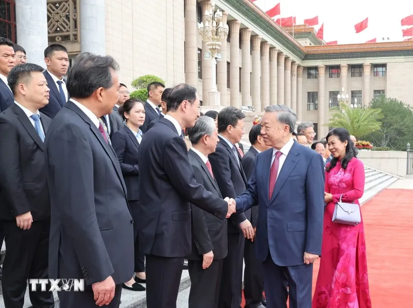 Tổng Bí thư, Chủ tịch nước Tô Lâm bắt tay các thành viên chính thức Đoàn đại biểu Trung Quốc tại lễ đón. Ảnh: TTXVN le-don-tong-bi-thu-chu-tich-nuoc-to-lam-tham-cap-nha-nuoc-toi-trung-quoc (1).jpg