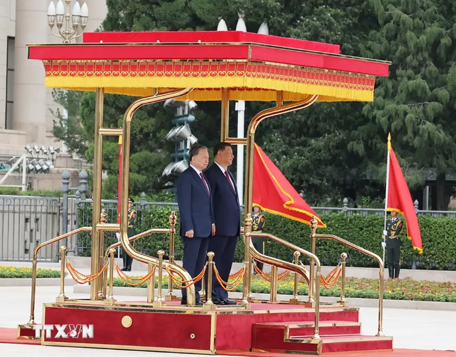 Tổng Bí thư, Chủ tịch nước Tô Lâm và Tổng Bí thư, Chủ tịch nước Trung Quốc Tập Cận Bình đứng lên bục danh dự, nghe quân nhạc cử Quốc thiều hai nước. Ảnh: TTXVN le-don-tong-bi-thu-chu-tich-nuoc-to-lam-tham-cap-nha-nuoc-toi-trung-quoc (2).jpg